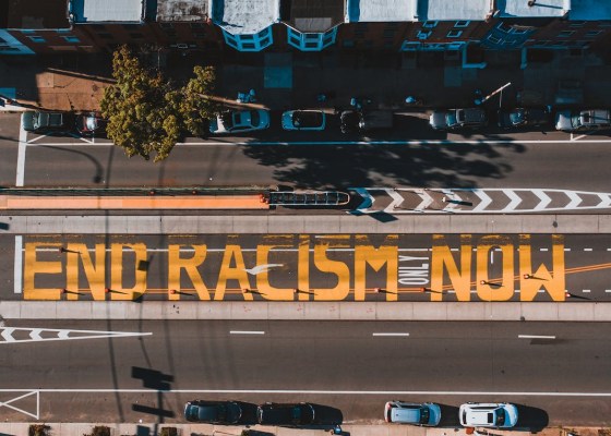 Demokratien sind unter Druck. Gruppenbezogene Menschnfeindlichkeit nimmt zu.