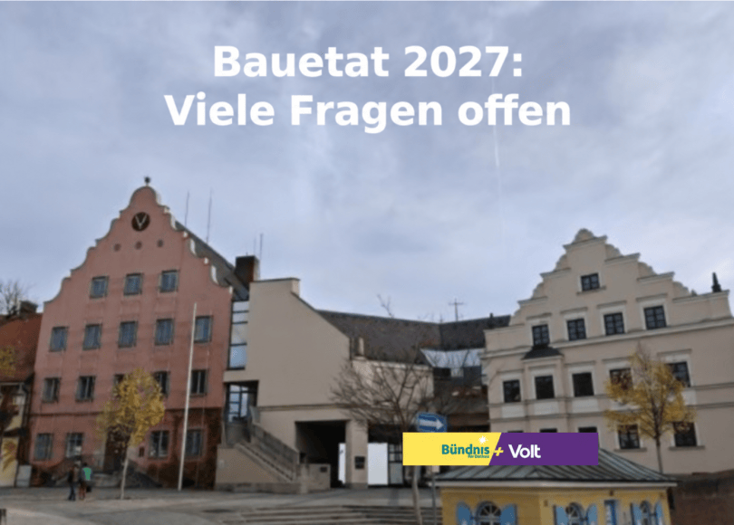 Rathaus Dachau mit der Aufschrift „Bauetat 2027: Viele Fragen offen“ und dem Logo Bündnis für Dachau + Volt.