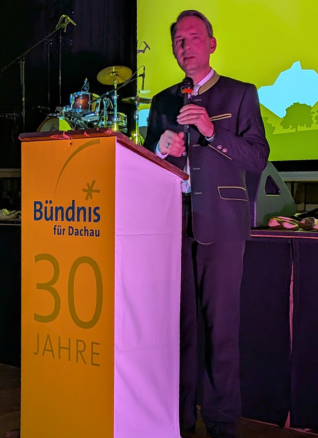 Einen besonderen Blick von außen steuerte unser Festredner Dr. Dominik Härtl bei, der ehemalige CSU-Fraktionsvorsitzende im Dachauer Stadtrat. Mit Witz und Charme beschrieb er das Verhältnis zwischen CSU und Bündnis, die politischen Unterschiede ebenso wie die Gemeinsamkeiten. Seine Rede zeigte, dass auch bei unterschiedlichen Positionen eine Begegnung auf Augenhöhe und mit gegenseitigem Respekt möglich ist. Dafür gab es lang anhaltenden Applaus.