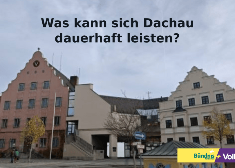 Dachauer Rathaus mit der Aufschrift „Was kann sich Dachau dauerhaft leisten?“ und dem Logo von Bündnis für Dachau + Volt.