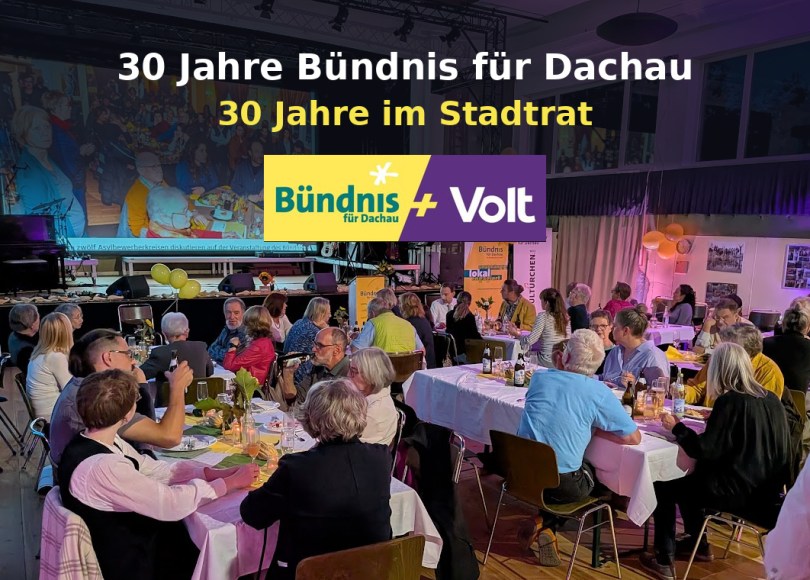 Gäste beim Jubiläumsfest im Alten Kino. Aufschrift: „30 Jahre Bündnis für Dachau – 30 Jahre im Stadtrat“, darunter das Logo Bündnis für Dachau + Volt.