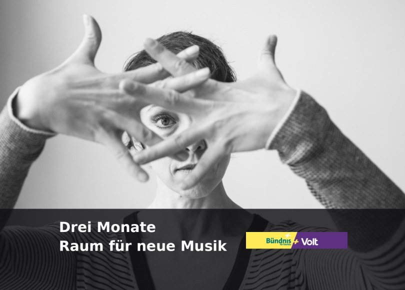 Schwarz-Weiß-Porträt von Selina Martin mit den Händen vor dem Gesicht. Bildüberschrift: „Drei Monate Raum für neue Musik“. Logo Bündnis für Dachau + Volt.
